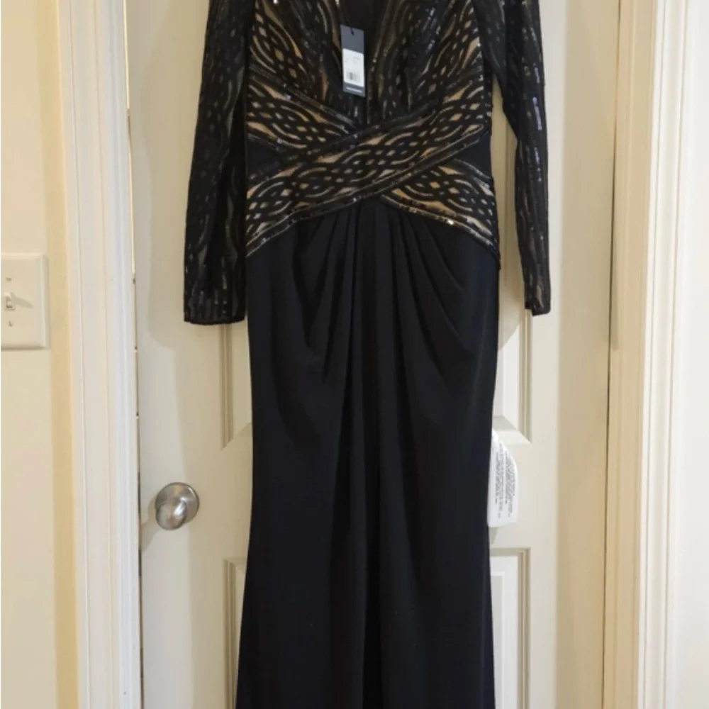 Tadashi Shoji Women's Long-Sleeve Sequin-Embroidered Gown NWT. Size 14